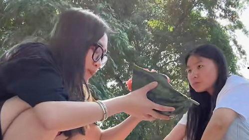 路人吃瓜美女,路人吃瓜，美女生动演绎“瓜田李下”瞬间